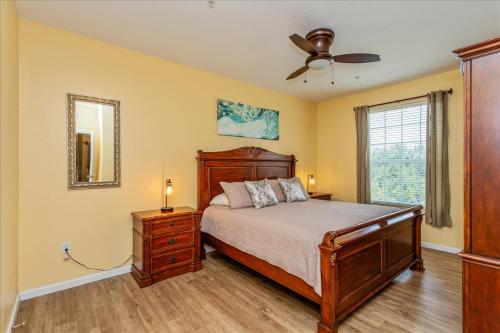 Un dormitorio con una cama y un ventilador de techo. en Peaceful Getaway in Windsor Hills, en Orlando