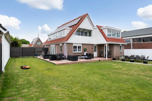 a house with a lawn in the yard at Casa Grande - cityview Amsterdam in Landsmeer