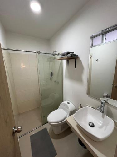 a bathroom with a toilet and a shower and a sink at Baum Loft Santa Rita 204 in Cali