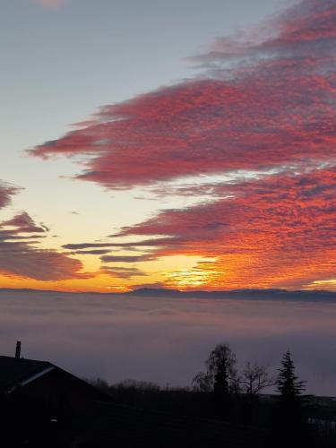 a sunset with a view of the sky at Joli studio avec terrasse et vue POUR NON FUMEURS in Belmont-sur-Lausanne