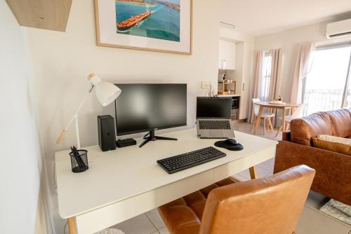 Una televisión o centro de entretenimiento en Oceanfront Executive Suite with Office & Wifi
