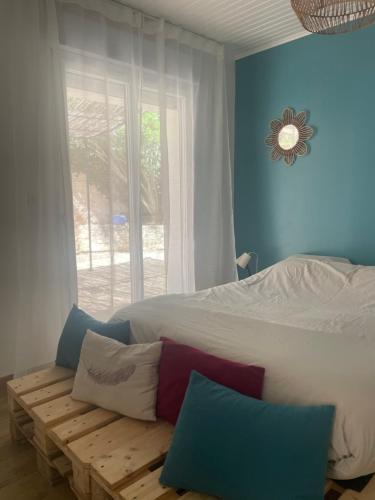 - une chambre avec un lit, une fenêtre et des oreillers dans l'établissement Casa di Como, à La Ciotat