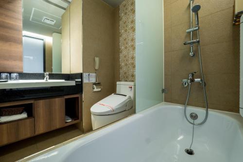 Un baño de Watermark Hotel Kaohsiung Main Station