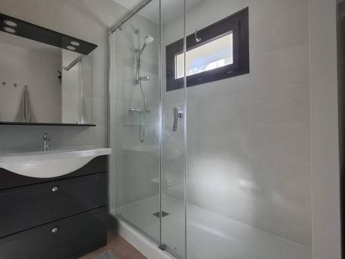 une salle de bain avec une douche en verre et un lavabo dans l'établissement Appartement rénové 3 pièces avec terrasse, casier à skis et parking privé à Bolquère - FR-1-592-40, à Bolquère-Pyrénées 2000