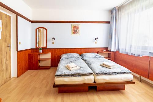 Postel nebo postele na pokoji v ubytování Hotel Macocha