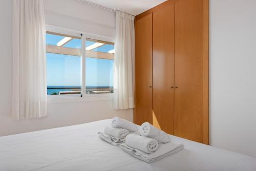 Posteľ alebo postele v izbe v ubytovaní 2163-Amazing penthouse, 2 terraces sea-golf view