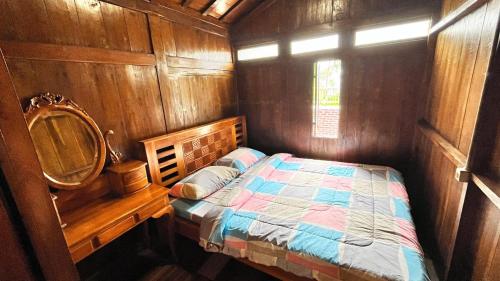 Giường trong phòng chung tại Dapur Caringin Tilu Villa Joglo