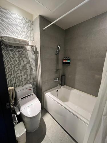 Un baño de Watermark Hotel Kaohsiung Main Station