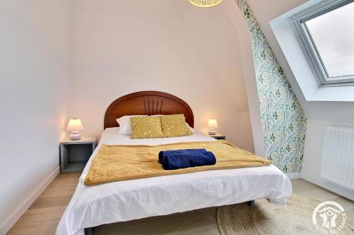 une chambre avec un lit et deux lampes et une fenêtre dans l'établissement La maison d'anne-claire, à Ploemeur