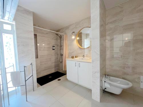 Ένα μπάνιο στο Dune Pearl Villa - Private Spa - Exclusive Pool, Sauna & Beach Access - Duna Parque Resorts & Hotels