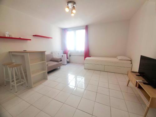 un salon avec un canapé et une télévision dans l'établissement Studio cosy au cœur de Toulon, à Toulon