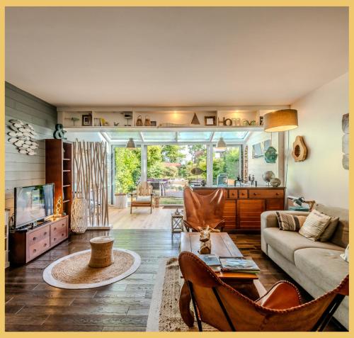 a living room with a couch and a table at La Marina I Maison T4 I Port Ripaille in Thonon-les-Bains