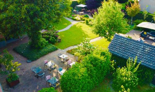 an overhead view of a garden with tables and chairs at Boutique hotel Lytel Blue in Riethoven