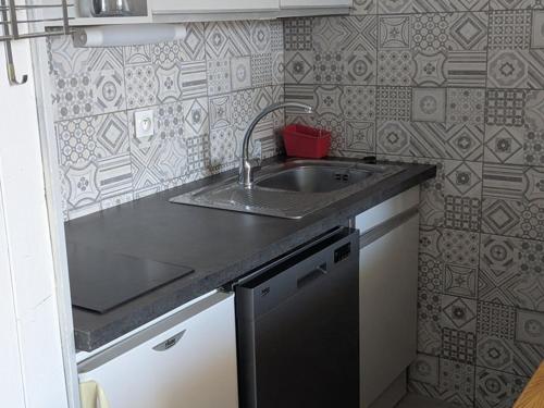 une cuisine avec un évier et un plan de travail dans l'établissement Maxi Studio pour 4 pers, Expo SUD, au Centre d'Orcières Merlette, Proche Pistes et Commerces - FR-1-262-102, à Forest des Baniols