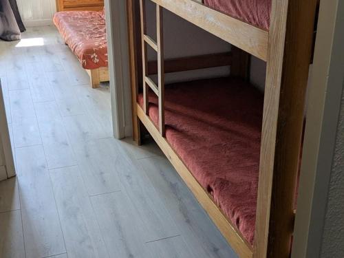 Cette chambre comprend 2 lits superposés et du parquet. dans l'établissement Maxi Studio pour 4 pers, Expo SUD, au Centre d'Orcières Merlette, Proche Pistes et Commerces - FR-1-262-102, à Forest des Baniols