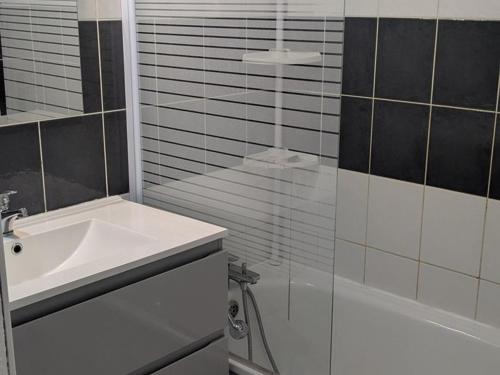 une salle de bain avec un lavabo blanc et une douche dans l'établissement Maxi Studio pour 4 pers, Expo SUD, au Centre d'Orcières Merlette, Proche Pistes et Commerces - FR-1-262-102, à Forest des Baniols
