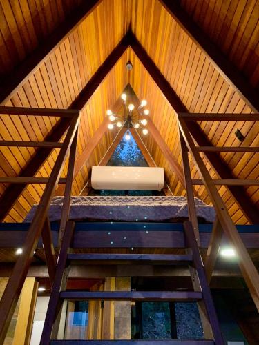 a room with a tv in the middle of a roof at Cabanas do Cerrado Brasil in Novo Gama