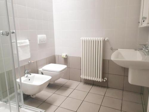 a bathroom with a toilet and a sink at APPARTAMENTO MODERNO con parcheggio gratuito di fronte in Lecco