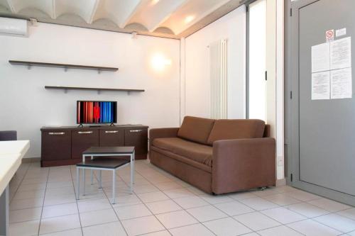 a living room with a couch and a table at APPARTAMENTO MODERNO con parcheggio gratuito di fronte in Lecco