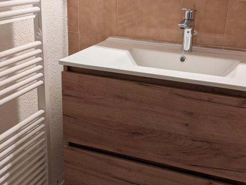 une salle de bain avec un lavabo blanc et un miroir dans l'établissement Studio 25m² 4 pers, balcon, pied des pistes, commerces à proximité - Orcières-Merlette - FR-1-262-173, à Orcières