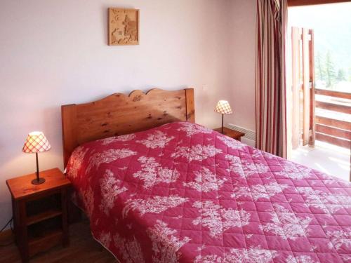 - une chambre avec un lit doté d'une couette violette et d'une fenêtre dans l'établissement Duplex 4 chambres, piscine chauffée, sauna, skis aux pieds - Les Orres - FR-1-322-381, aux Orres