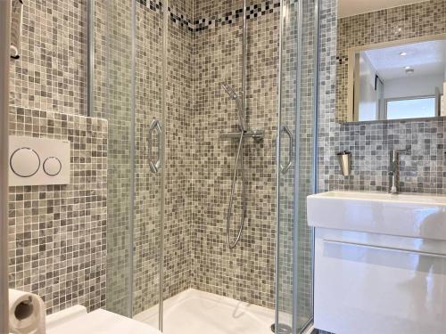 une salle de bain avec douche et lavabo dans l'établissement Appartement Vacances - 4 Pers, Piscine, Terrasse, Proche Plage au Lavandou - FR-1-251-556, au Lavandou
