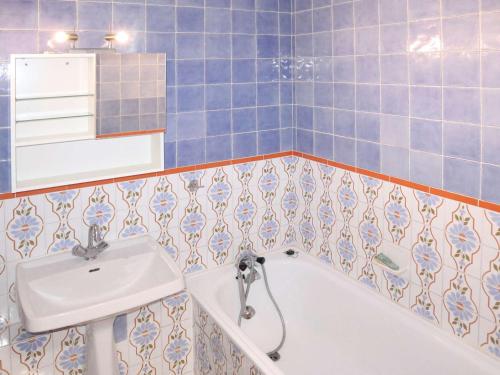 une salle de bain avec un lavabo et une baignoire dans l'établissement Studio 4 pers. au cœur des Orres 1650, balcon sud, proximité commerces - FR-1-322-583, aux Orres