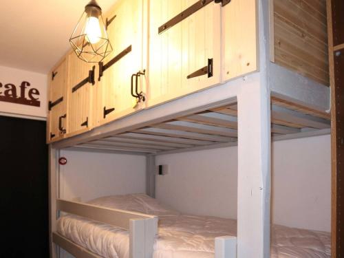 - un lit superposé avec une lumière au-dessus dans l'établissement Joli studio rénové, 4 pers, skis aux pieds, balcon, lave-linge, sèche-linge, animaux admis - FR-1-322-523, aux Orres