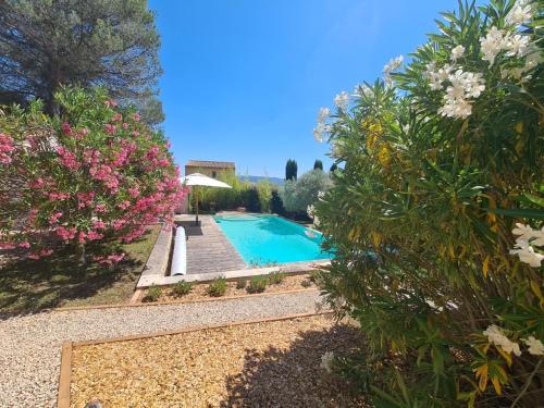- une piscine dans un jardin fleuri dans l'établissement Chambre privée indépendante dans le Luberon, à Lauris