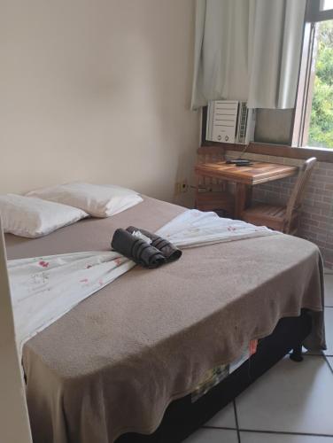 Una cámara colocada sobre una cama en una habitación. en Pousada Pé na Praia, en Rio das Ostras