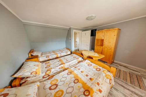 a bedroom with two beds in a room at Pensiunea Patakparti in Praid