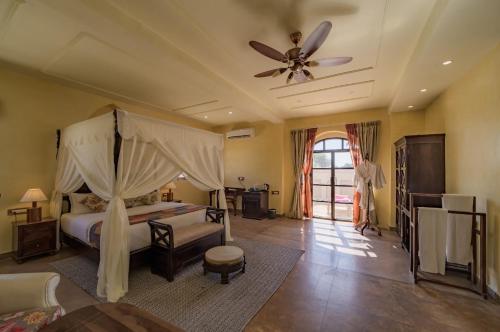 Una cama o camas en una habitación de Karwaan Jaisalmer