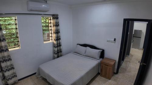 Un dormitorio pequeño con una cama y una ventana. en Jetsetter's Haven, en Nadi