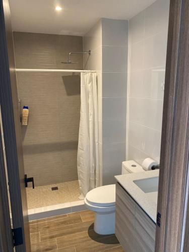 Ένα μπάνιο στο Apartment with airport views