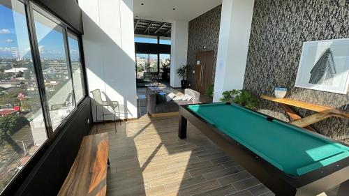 Μπαλκόνι ή βεράντα στο Apartment with airport views