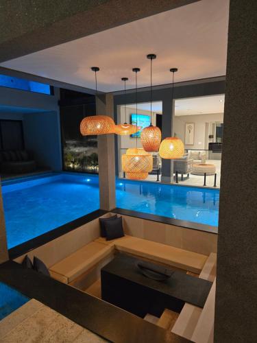 a living room with a large swimming pool at Collegare Hotel in Capitólio