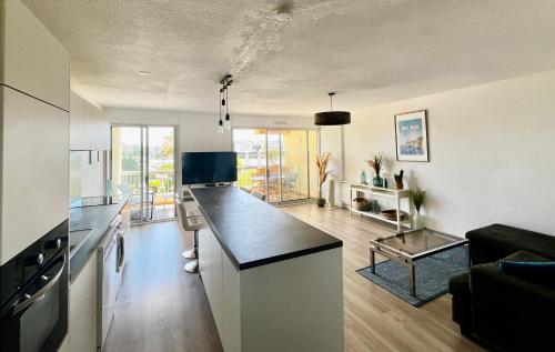 une cuisine avec un comptoir et un salon dans l'établissement Carnon Plage - T3 - Mer & Port à 2 pas!, à Carnon-Plage