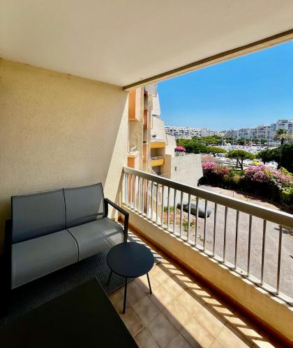 Cette chambre dispose d'un canapé et d'un balcon avec vue. dans l'établissement Carnon Plage - T3 - Mer & Port à 2 pas!, à Carnon-Plage