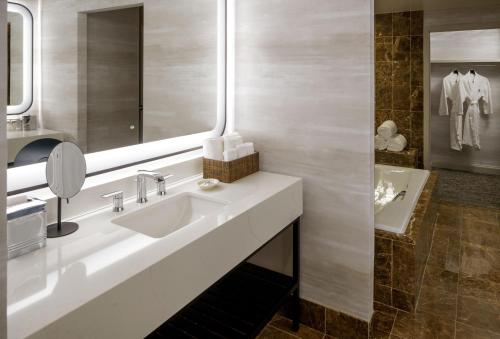 Un baño de Hyatt Regency Reston