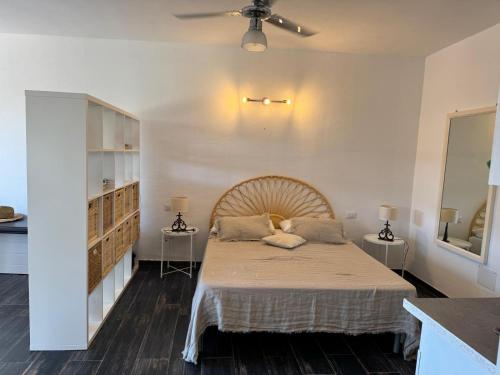 Giường trong phòng chung tại Love Sardinia