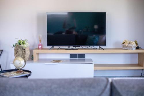 a living room with a flat screen tv on a table at Villa Vento in Colico