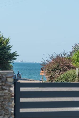 Une clôture avec l'océan en arrière-plan dans l'établissement L'Oihana - 100m de la plage - Parking, à La Plaine-sur-Mer