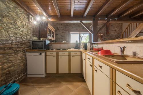 une cuisine avec un évier et un micro-ondes dans l'établissement L'Oihana - 100m de la plage - Parking, à La Plaine-sur-Mer