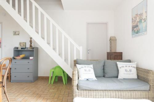 un salon avec un canapé et un escalier dans l'établissement LES AJONCS - 300m de la plage - Parking, à Batz-sur-Mer