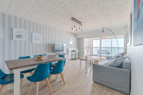 une salle à manger et un salon avec une table et des chaises dans l'établissement LE PANORAMIQUE - Face mer - Wifi, à Pornichet