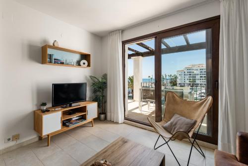 Beautiful Duquesa Harbour apt 2001