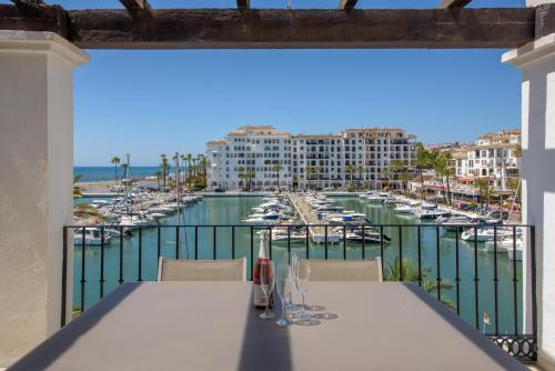 Beautiful Duquesa Harbour apt 2001