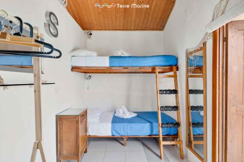 een kamer met 2 stapelbedden en een tafel bij La Goletta, Terre Marine in La Spezia