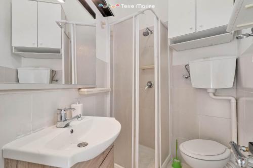 een badkamer met een wastafel, een toilet en een douche bij La Goletta, Terre Marine in La Spezia