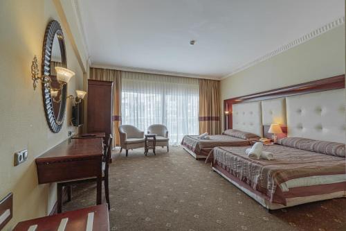 Una cama o camas en una habitación de Pineta Park Deluxe Hotel - All Inclusive